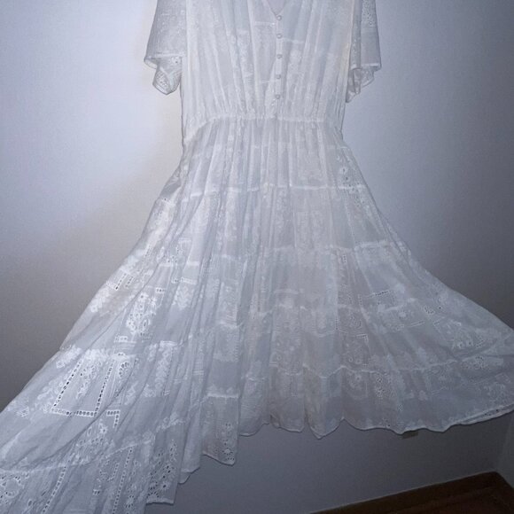 Forever New Curve White Zadie Flutter Sleeve Midi Dress in Size 18 - Picture 16 of 17